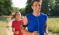 ランニングシャツを着て走る男性と女性